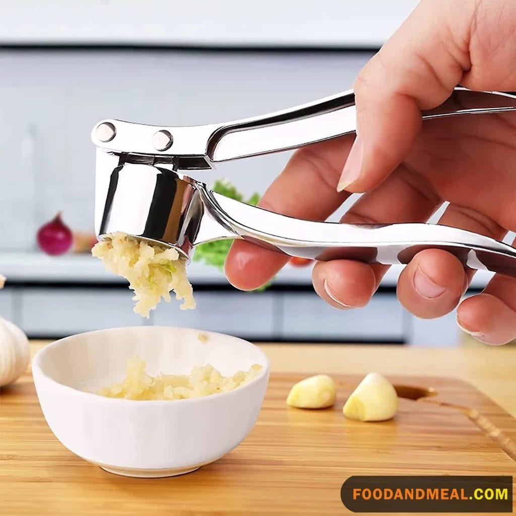 How to use garlic press